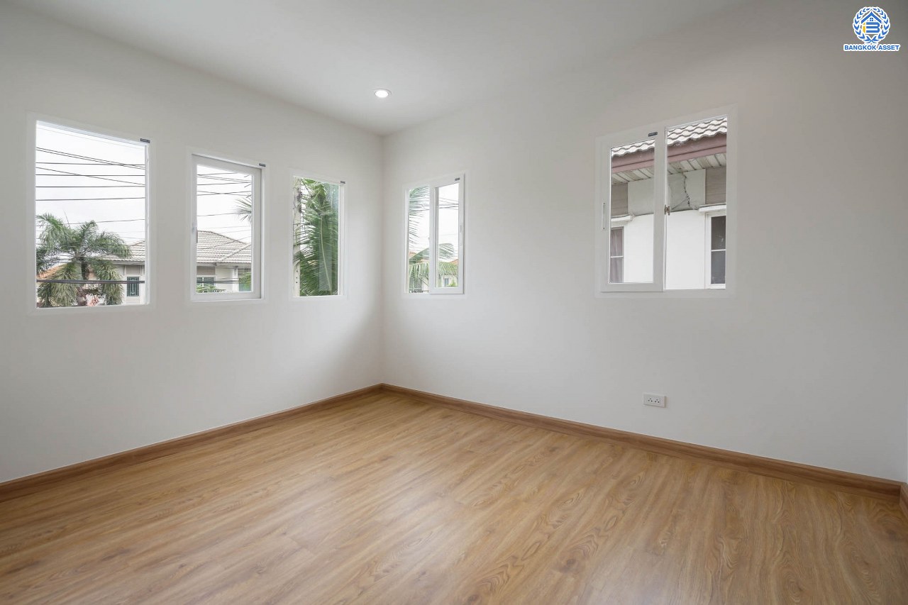 บ้านมือสองตกแต่งใหม่ ม.พฤกษาวิลเลจ11 ท่าอิฐ เนื้อที่ 52.5 ตร.ว. ฟังก์ชันพร้อม 3 ห้องนอน 2 ห้องน้ำ 1 ห้องอเนกประสงค์ จอดรถได้ 1 คัน บนทำเลศักยภาพ เข้า-ออกได้ทั้ง ถนนรัตนาธิเบศร์ และถนนราชพฤกษ์ ใกล้รถไฟฟ้าสายสีม่วง "สถานีบางรักน้อยท่าอิฐ"